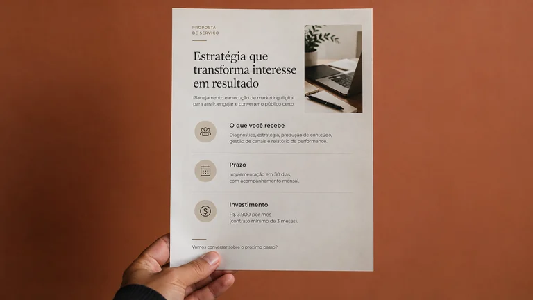 Proposta de serviço com entregas, prazo e investimento apresentados no papel.