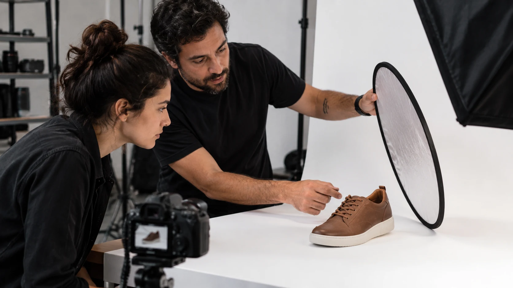 Demonstração prática de fotografia de produto com celular e refletor.